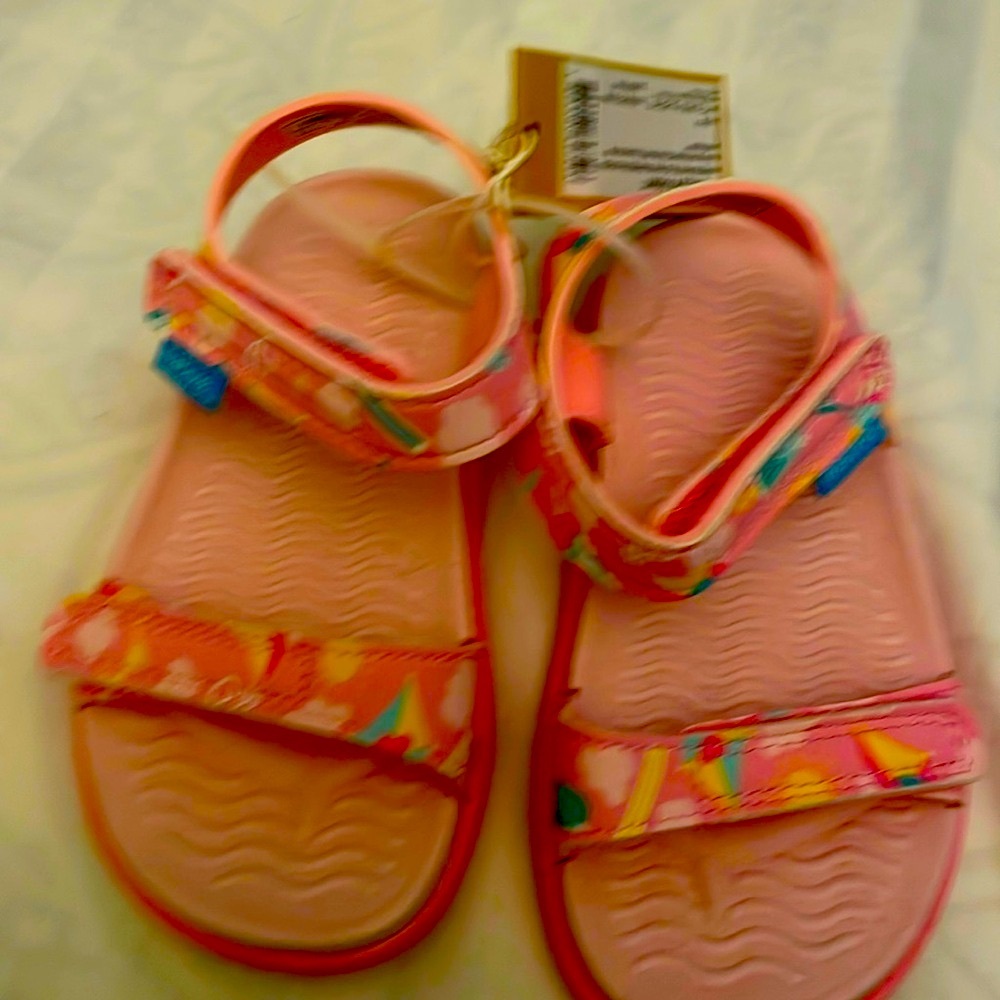 Little girls Native summer sandals !!
Waterproof, velcro straps for good fit !